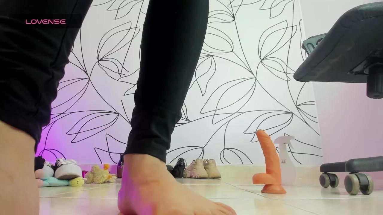 Cling to live show with alma_fenix from Cam4 