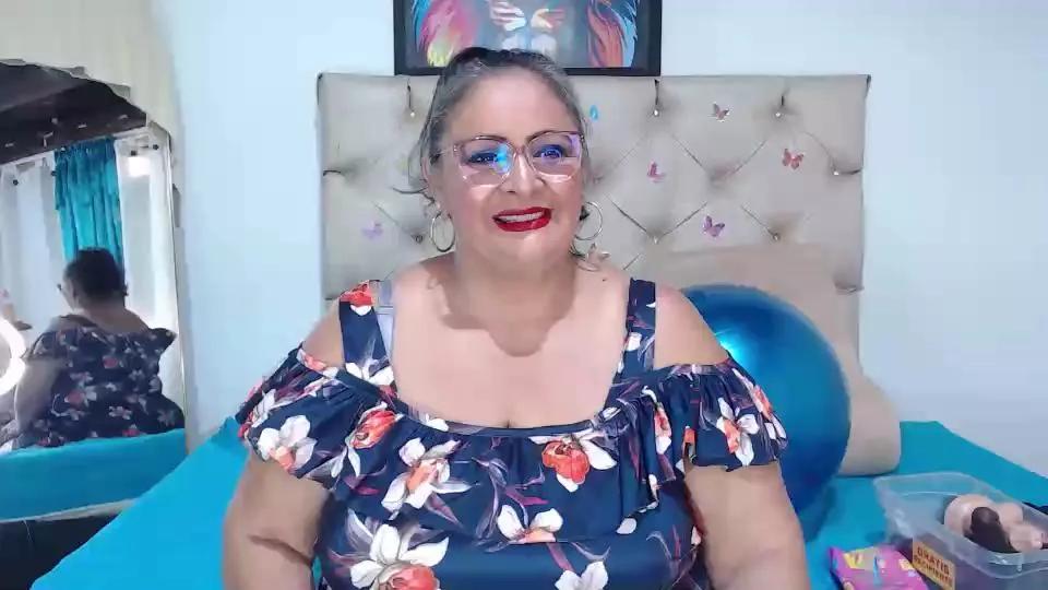 Cling to live show with BBW_salome from Cam4 