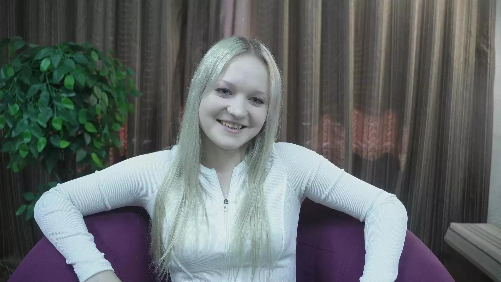 Cling to live show with BeckyAtcher from Cam4 