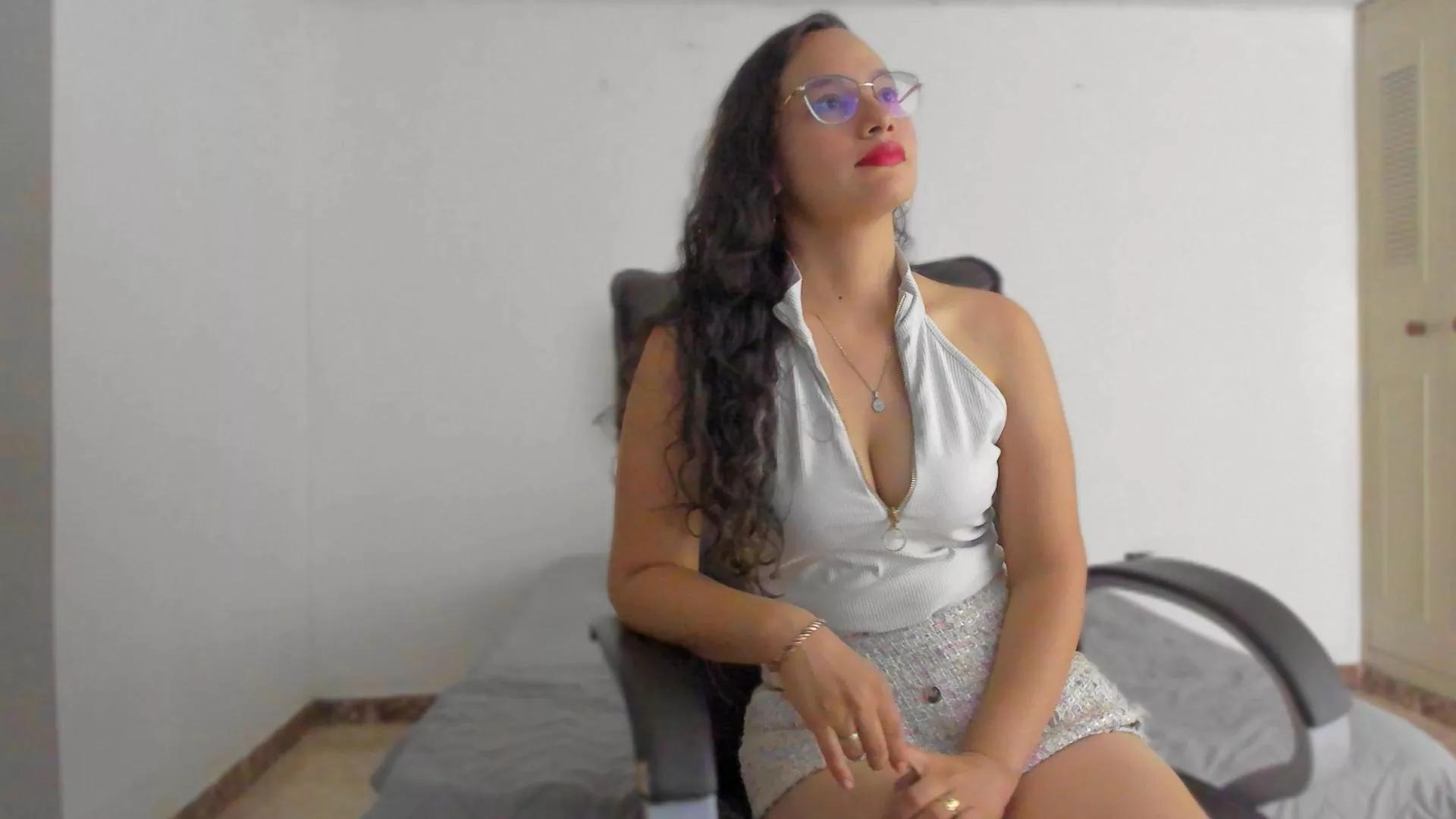 Cling to live show with EmmaTorres9 from Cam4 
