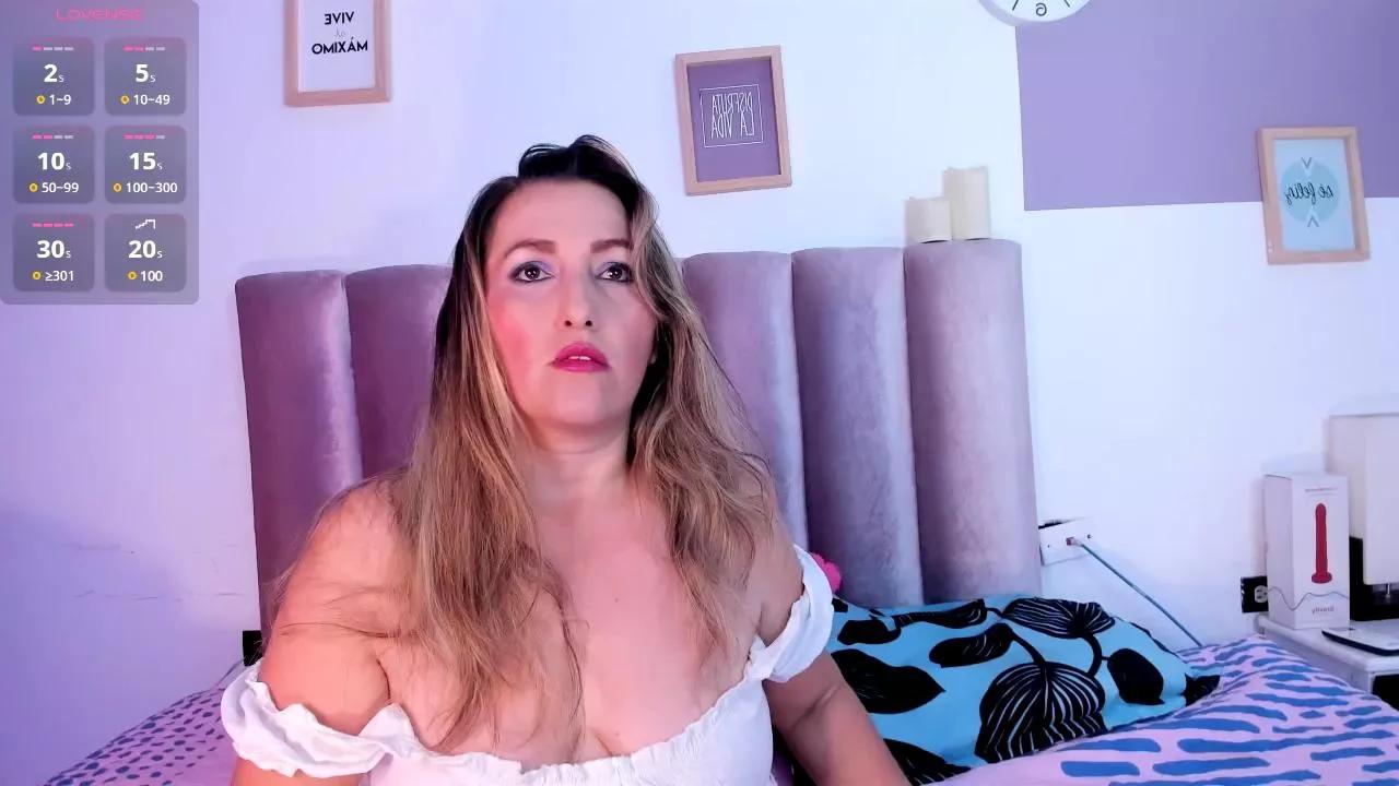 Cling to live show with Hera_goddess from Cam4 
