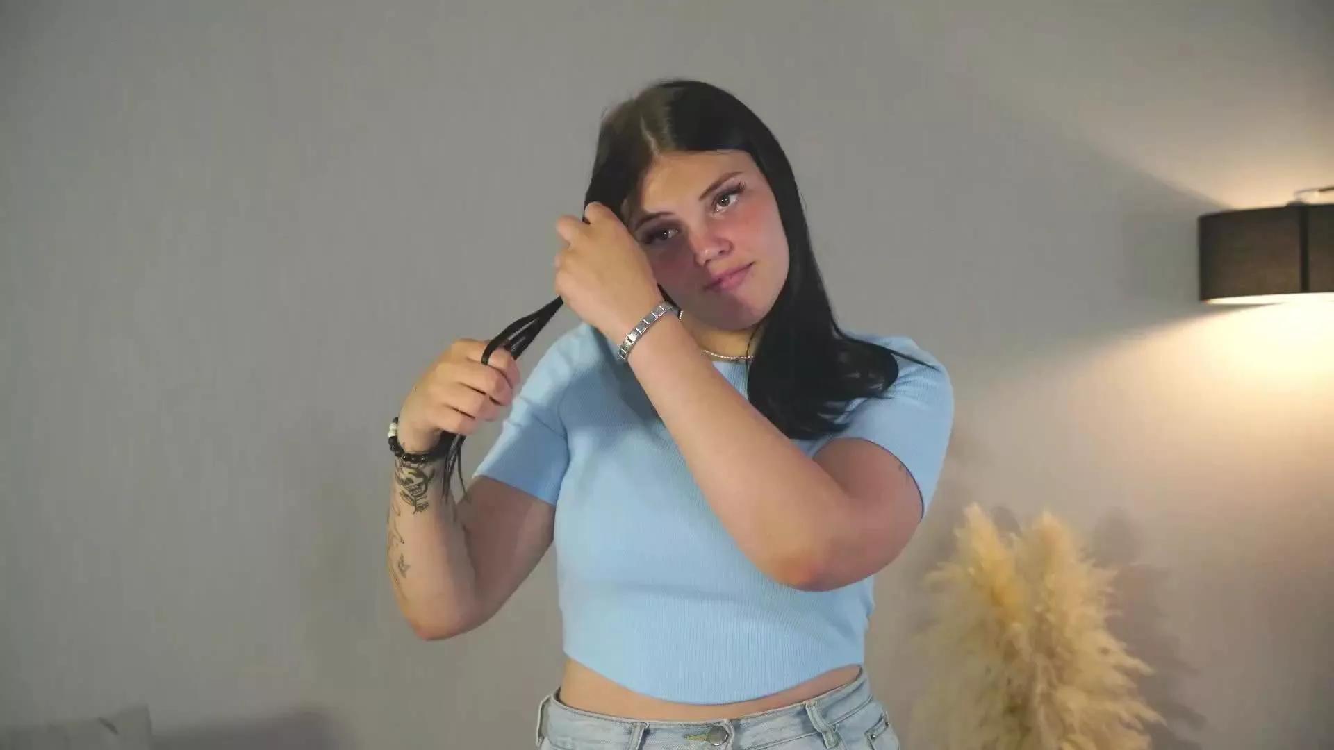 Cling to live show with MaidaBearfield from Cam4 