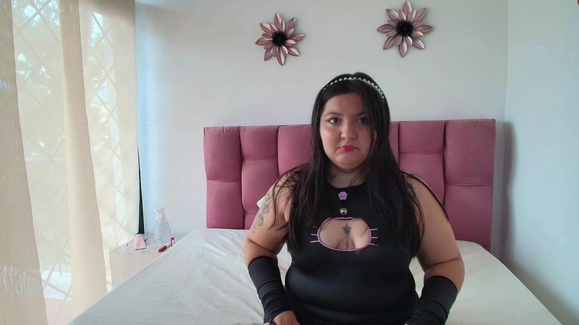 Cling to live show with Soffii_69 from Cam4 
