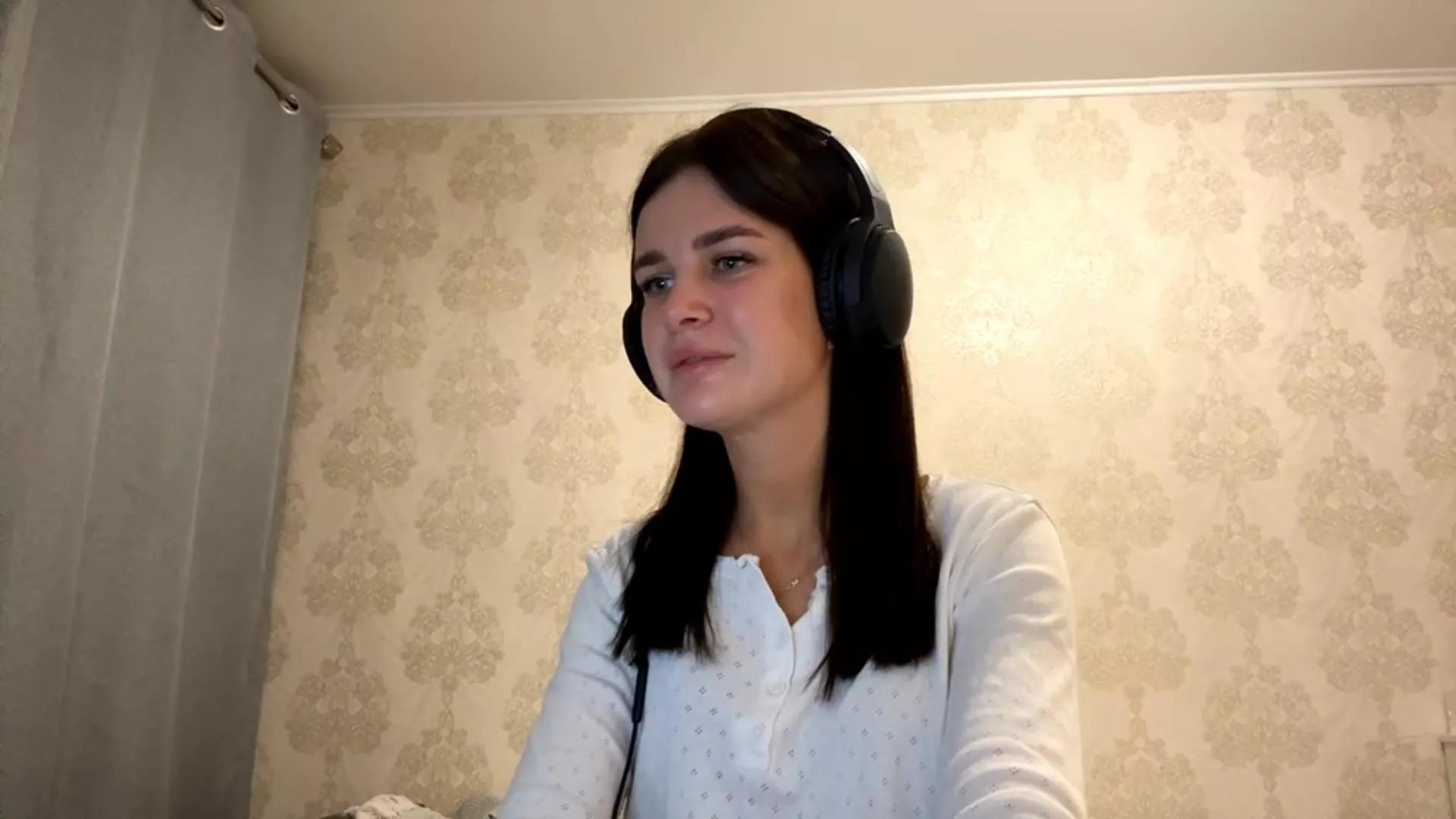 Cling to live show with ZaraHiggason from Cam4 