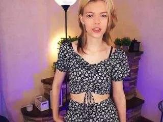Cling to live show with queenieeveringham from CamSoda 