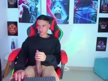 Cling to live show with moises_23cm from Chaturbate 