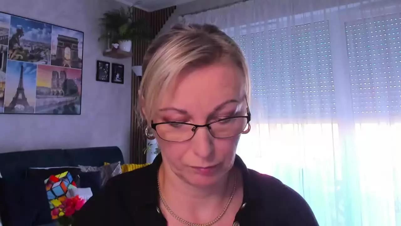 Cling to live show with LUXvanessa from Streamray 