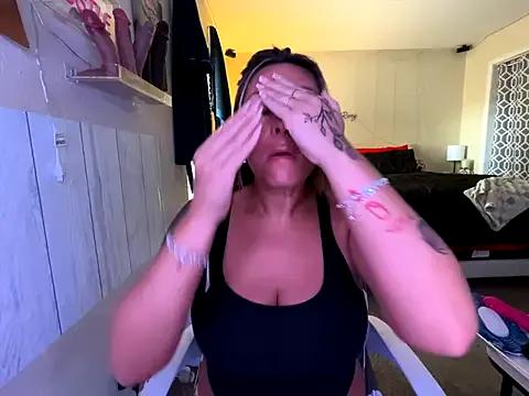 bossyroxy84 on StripChat 