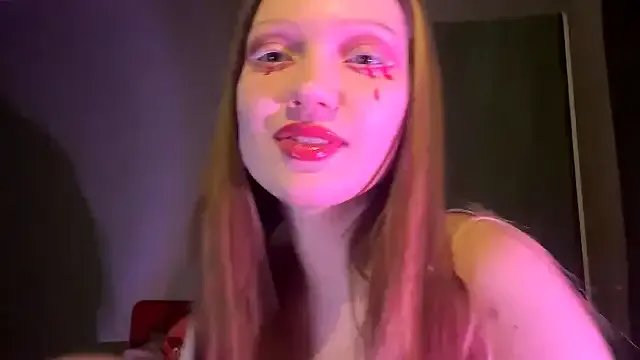 EmiIyKitty on StripChat