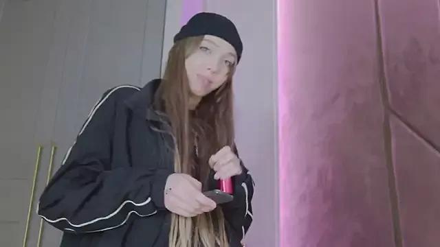 Evelyn_Neal on StripChat