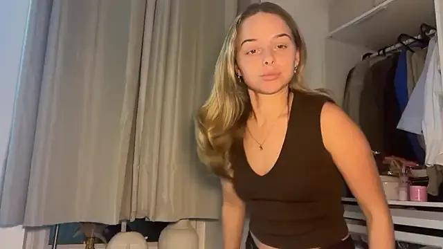 KayleeBella — 360 spin in thong and boobs out