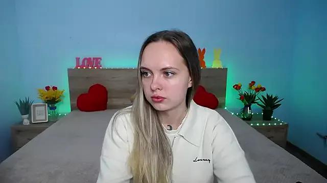 Cling to live show with KhaleesiMoon from StripChat 