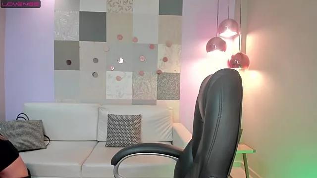 Cling to live show with LexieWayne from StripChat 