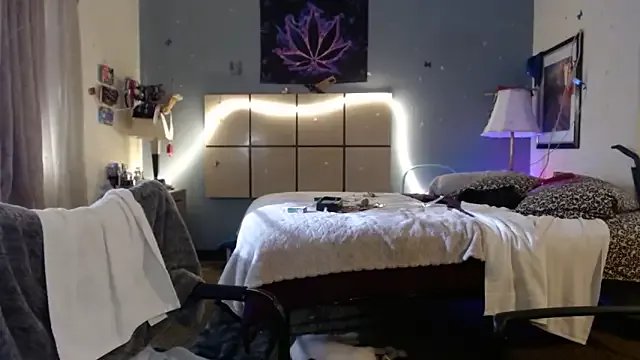 Longdongsilver_323 on StripChat