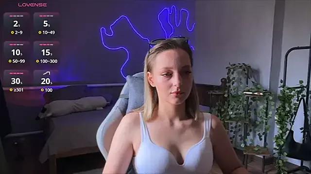 Cling to live show with LunaShelter from StripChat 