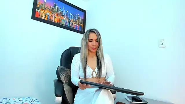 Cling to live show with Ms_lunaRose from StripChat 