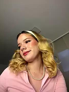 Group NicoleCut on StripChat