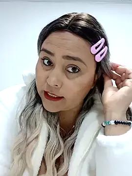 Cling to live show with North-American-Mom from StripChat 