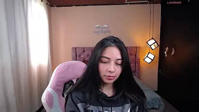 Cling to live show with sara_gomez1_ from StripChat 