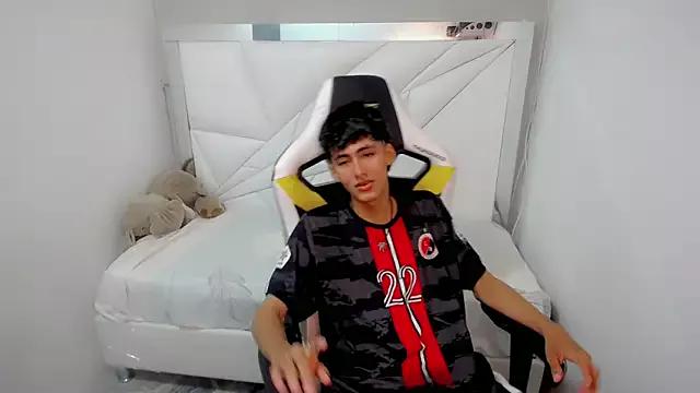 Cling to live show with yiisu_ from StripChat 
